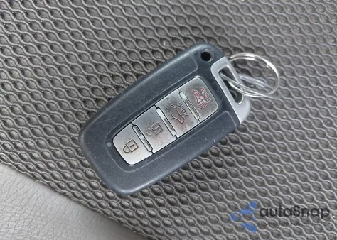 2013 Hyundai Genesis z USA, uszkodzony, nr VIN KMHHT6KD8DU094586